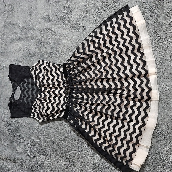 B Darlin Dresses & Skirts - B. Darlin Black and Cream Mesh Lined Dress Size 1/2 Embellished Belt